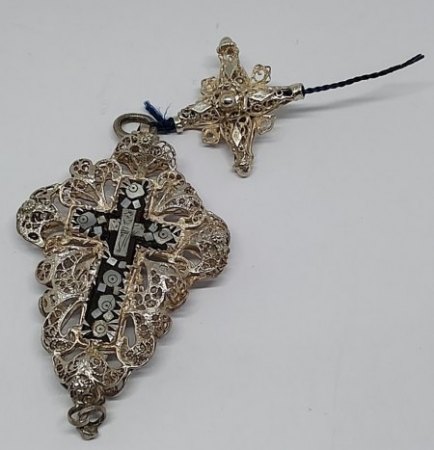 Sehr filigranes Kreuz mit Holz und Perlmutteinlage