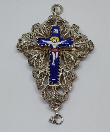 Großes filigranes Kreuz mit Emailleeinlage