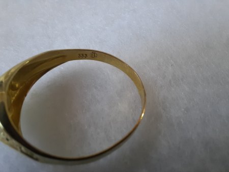 Goldener Ring mit grünem Stein