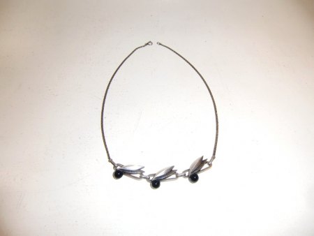 Collier aus 935 Silber mit drei schwarzen Perlen - Fragen zur Punzierung, den Perlen, der Herkunft und dem Stil