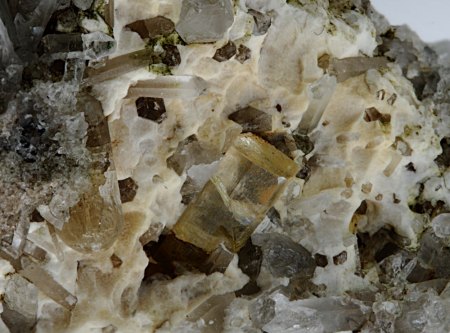 Fotoserie Mineralstufen, rohe Edelsteine in Matrix ...