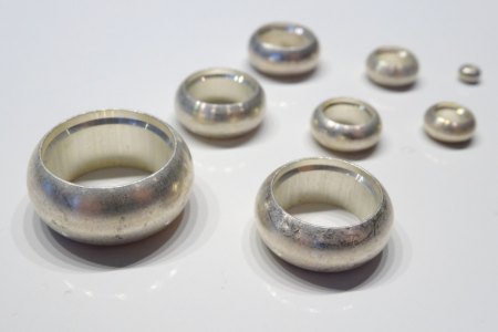 35 Zargenfassungen rund bauchig - 925er Silber, ⌀ 5 bis 2 mm aus Goldschmiede zu verkaufen