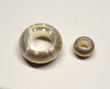35 Zargenfassungen rund bauchig - 925er Silber, ⌀ 5 bis 2 mm aus Goldschmiede zu verkaufen