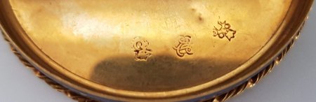 Golddöschen 84 g aus Gold und Emaille, was verraten mit die gezeigten Punzen?