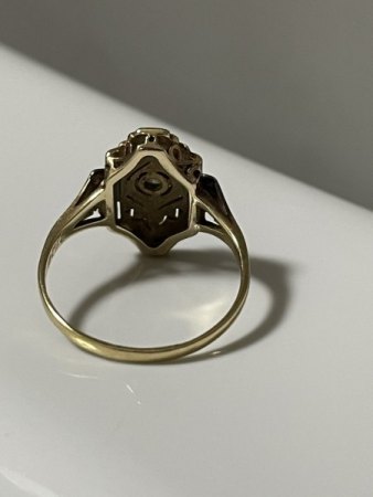 Ring aus Gold und Silber mit einem Stein