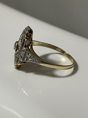 Ring aus Gold und Silber mit einem Stein